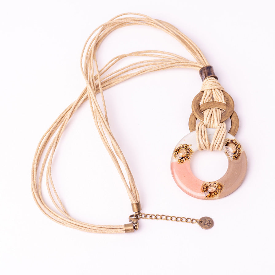 ziggy necklace light pink beige