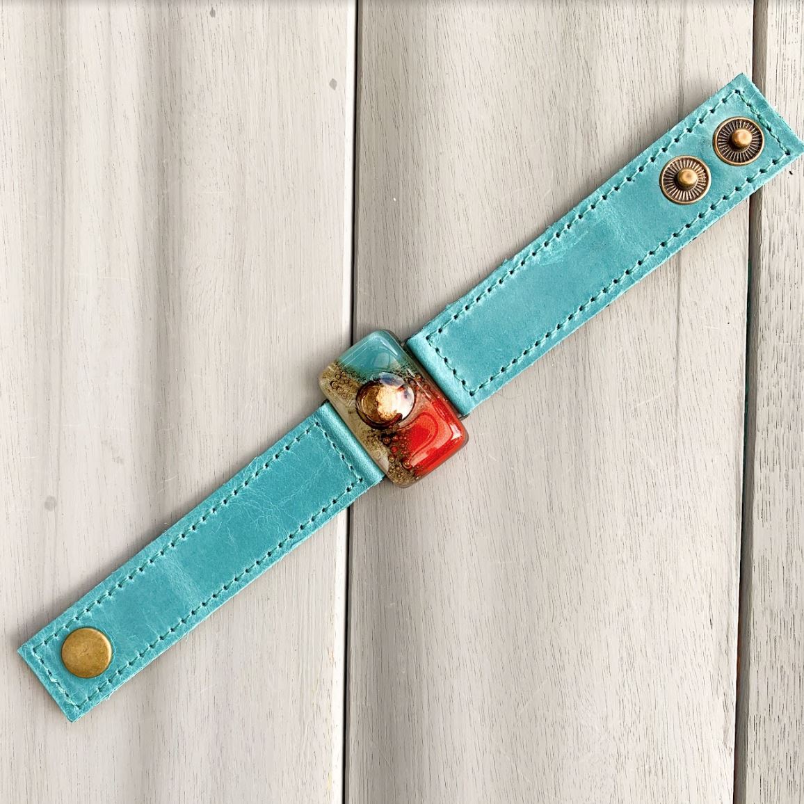 Cristalida Bright Leather Bracelet / Width: 0.9 Inches, 2 Cm